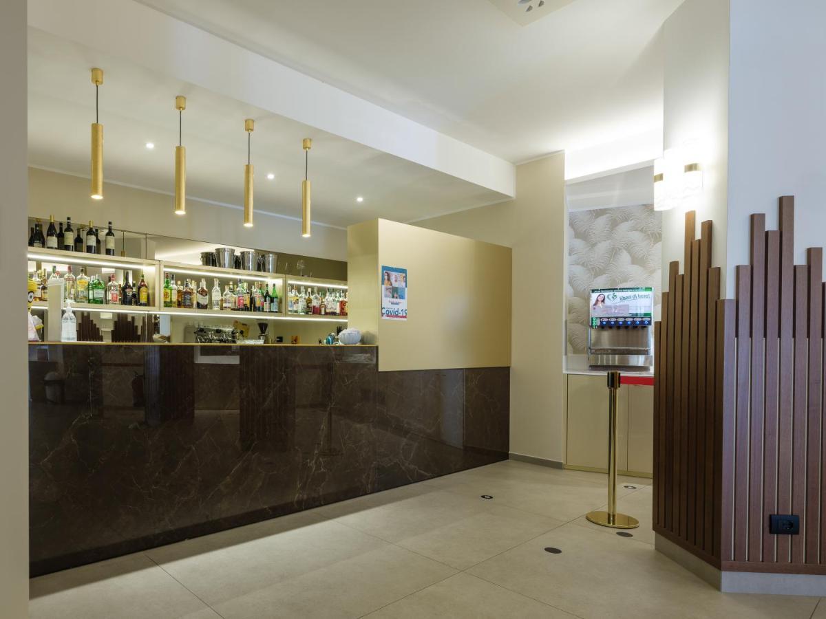 Hotel Leonardo Da Vinci Limone sul Garda Bagian luar foto