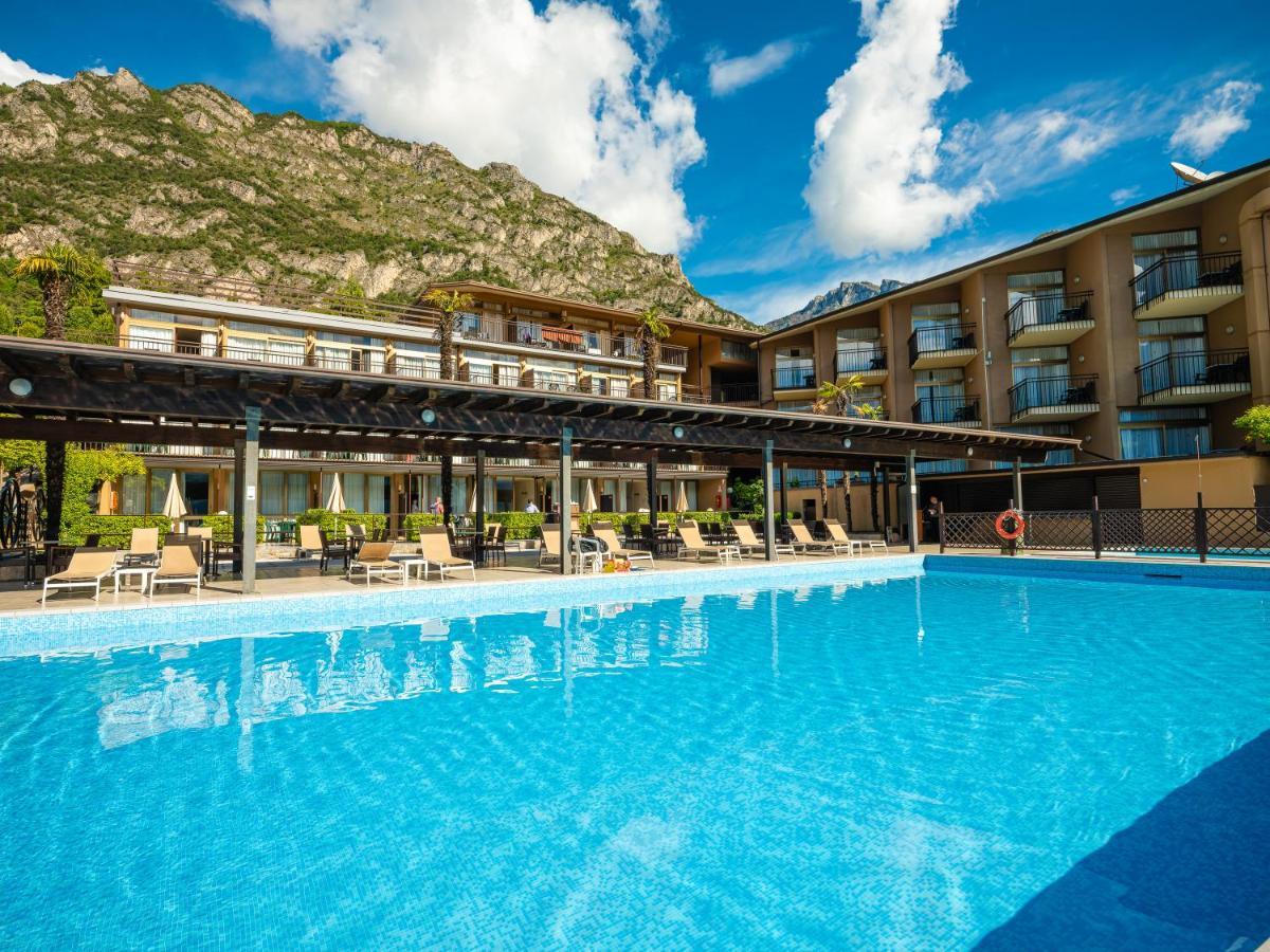 Hotel Leonardo Da Vinci Limone sul Garda Bagian luar foto