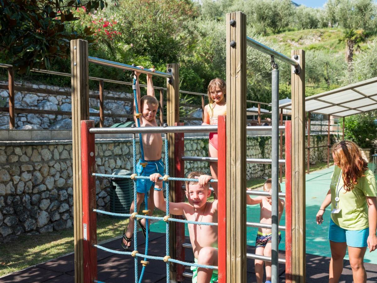 Hotel Leonardo Da Vinci Limone sul Garda Bagian luar foto