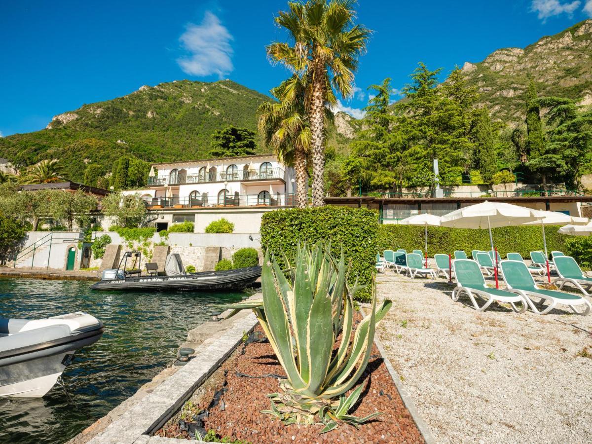 Hotel Leonardo Da Vinci Limone sul Garda Bagian luar foto