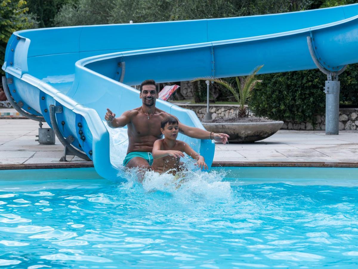 Hotel Leonardo Da Vinci Limone sul Garda Bagian luar foto