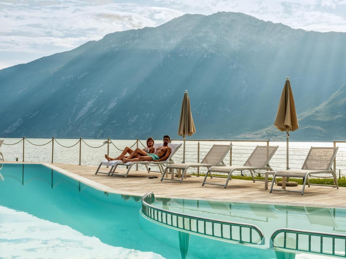 Hotel Leonardo Da Vinci Limone sul Garda Bagian luar foto