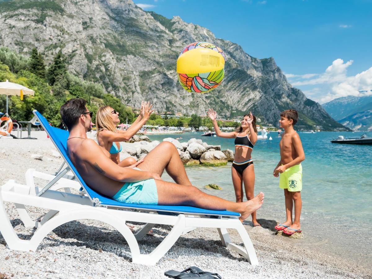 Hotel Leonardo Da Vinci Limone sul Garda Bagian luar foto