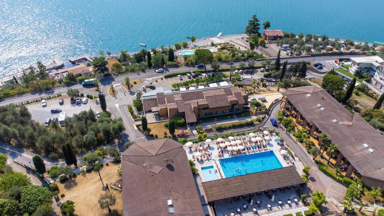 Hotel Leonardo Da Vinci Limone sul Garda Bagian luar foto