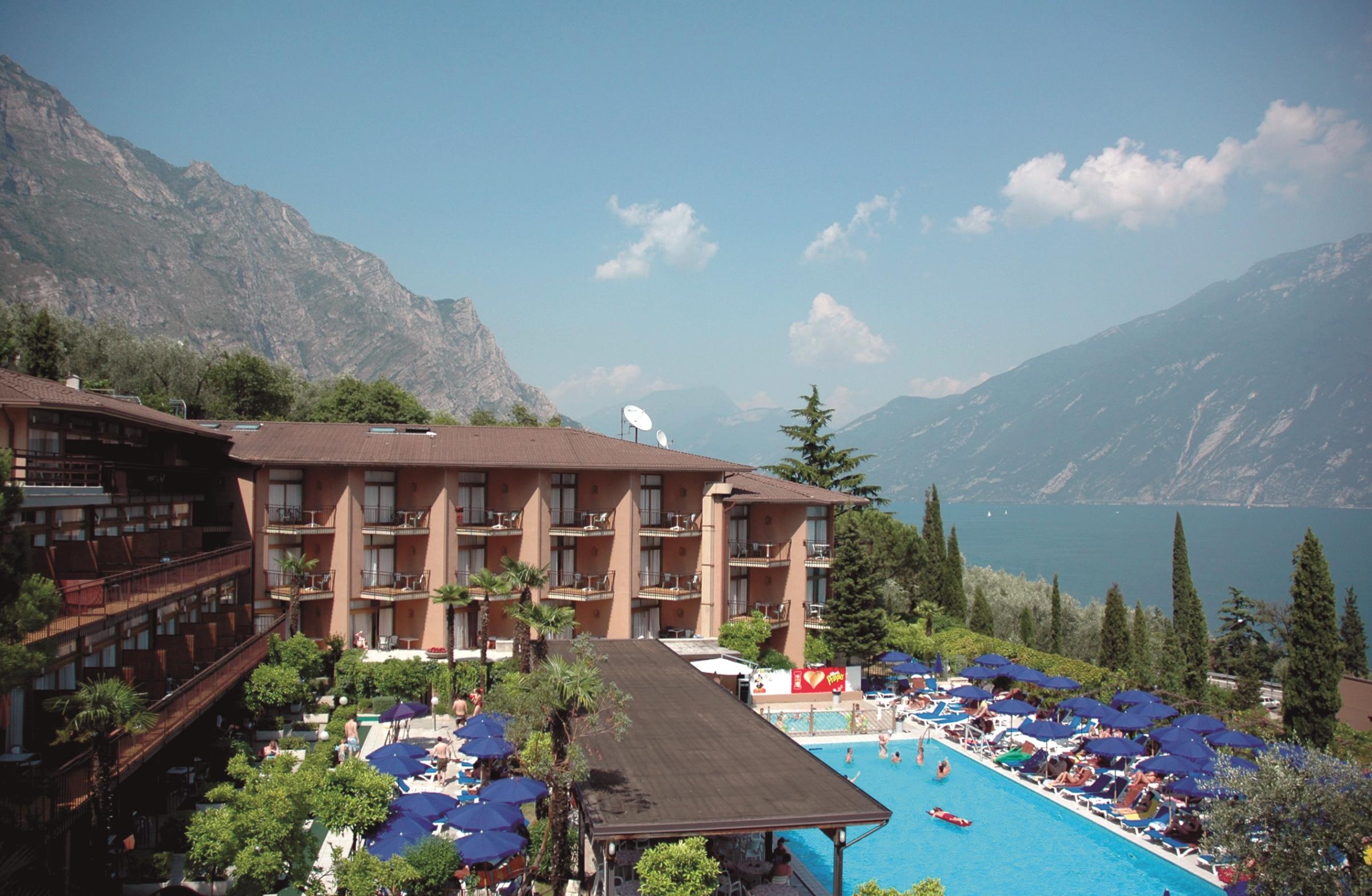 Hotel Leonardo Da Vinci Limone sul Garda Bagian luar foto