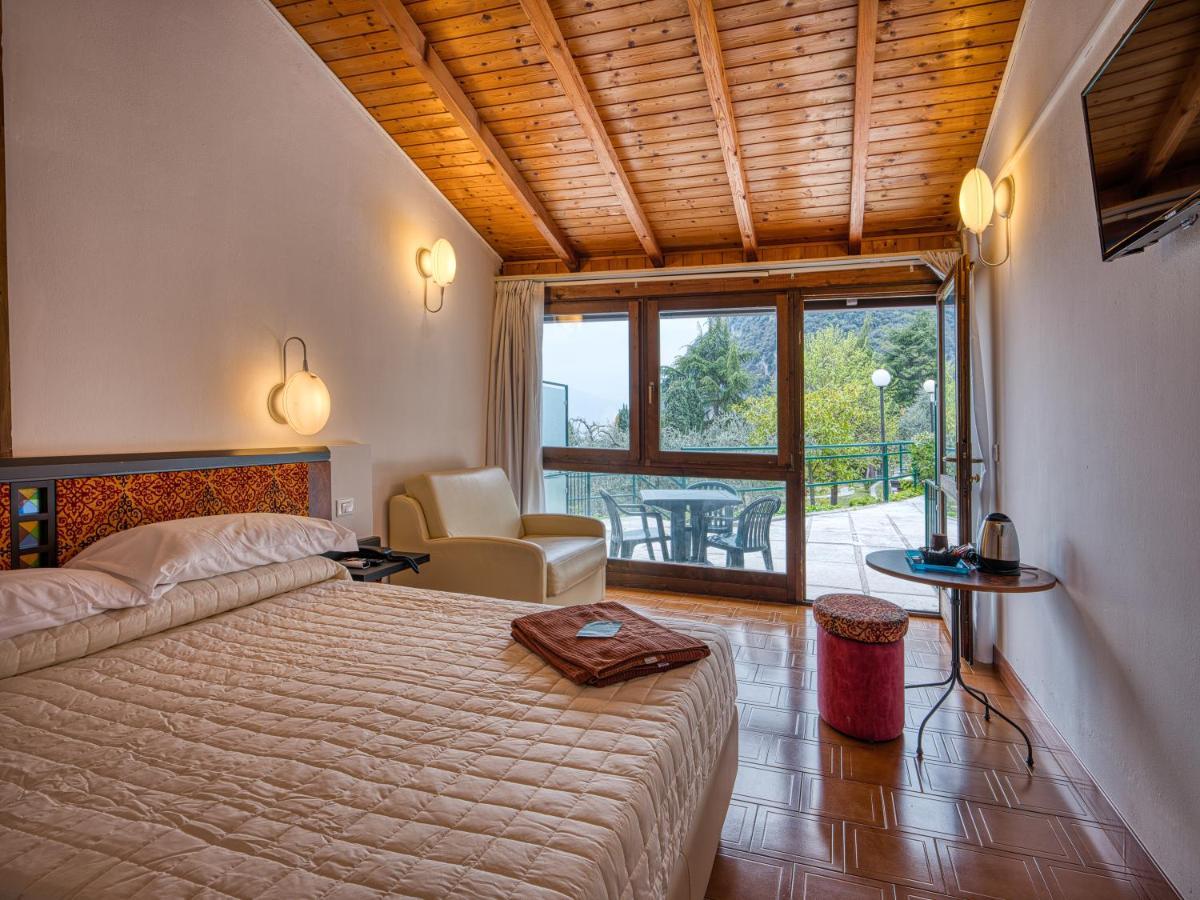Hotel Leonardo Da Vinci Limone sul Garda Bagian luar foto