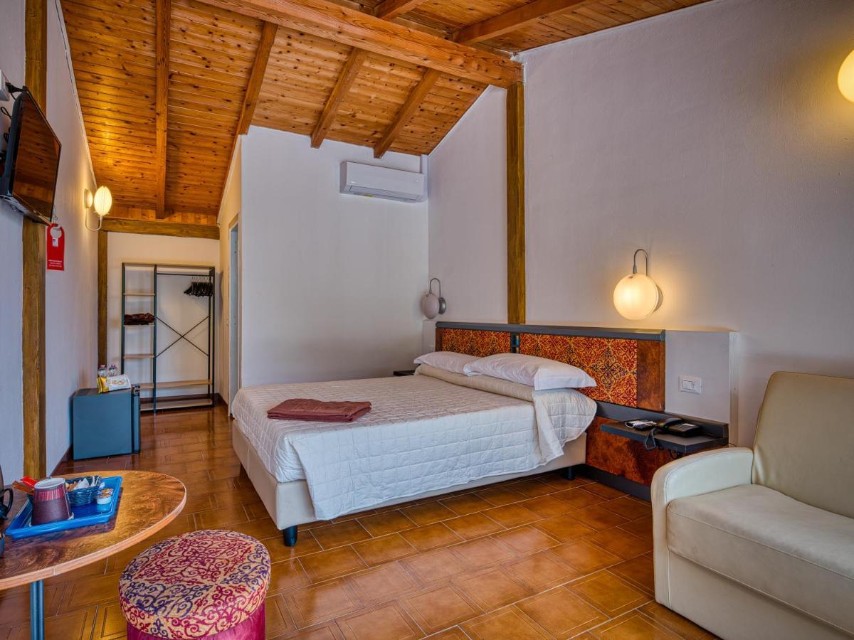 Hotel Leonardo Da Vinci Limone sul Garda Bagian luar foto