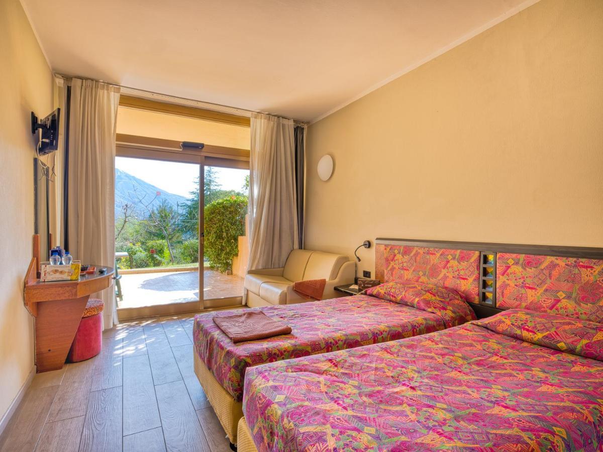 Hotel Leonardo Da Vinci Limone sul Garda Bagian luar foto