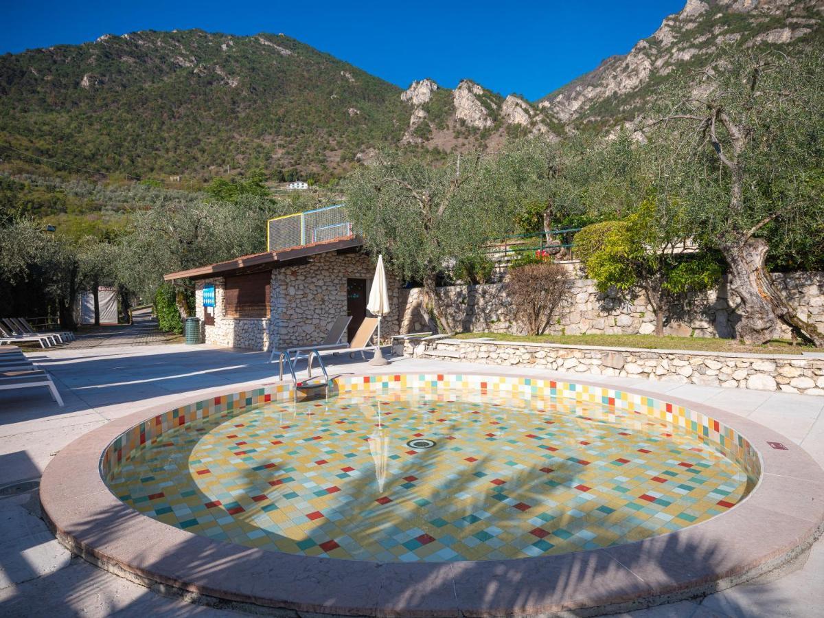 Hotel Leonardo Da Vinci Limone sul Garda Bagian luar foto