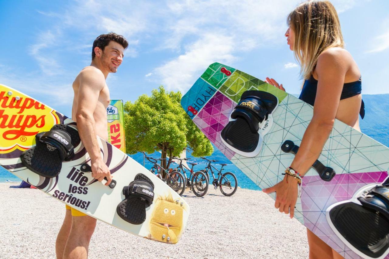 Hotel Leonardo Da Vinci Limone sul Garda Bagian luar foto