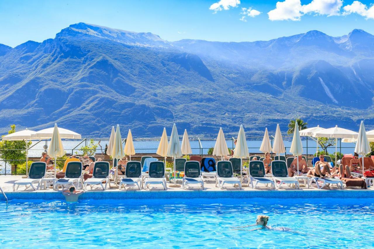 Hotel Leonardo Da Vinci Limone sul Garda Bagian luar foto